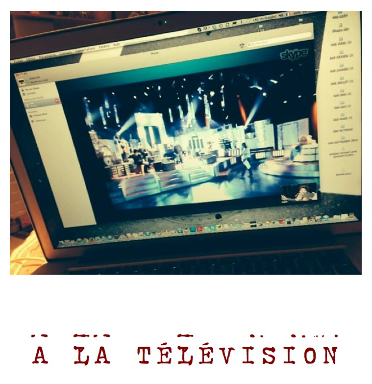 a la télévision